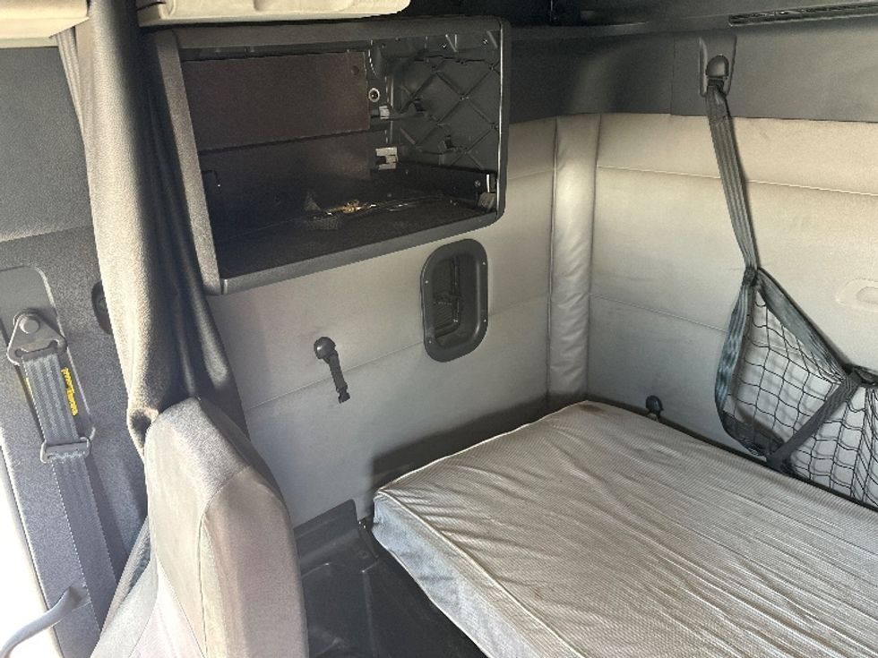 Sleeper Tractor-Heavy Duty Tractors-Freightliner-2020-T12664ST-Pensacola-FL-665,213\n\t\tmiles-$ 39,500 - Image 17