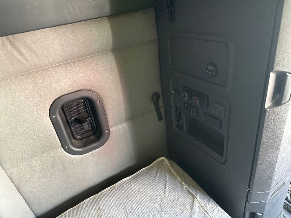 Sleeper Tractor-Heavy Duty Tractors-Freightliner-2020-T12664ST-Pensacola-FL-665,213\n\t\tmiles-$ 39,500 - Image 18