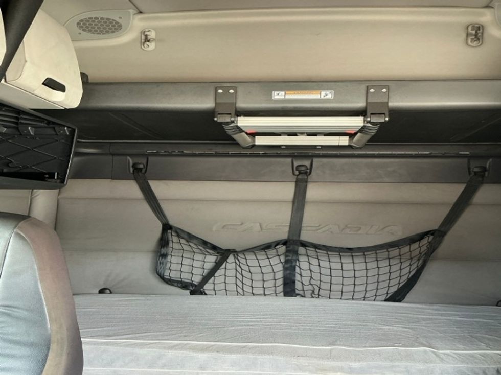 Sleeper Tractor-Heavy Duty Tractors-Freightliner-2020-T12664ST-Pensacola-FL-665,213\n\t\tmiles-$ 39,500 - Image 21