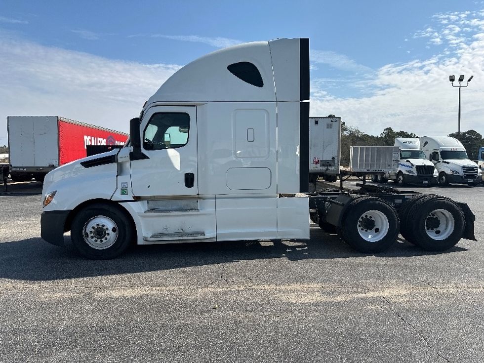 Sleeper Tractor-Heavy Duty Tractors-Freightliner-2020-T12664ST-Pensacola-FL-665,213\n\t\tmiles-$ 39,500 - Image 3