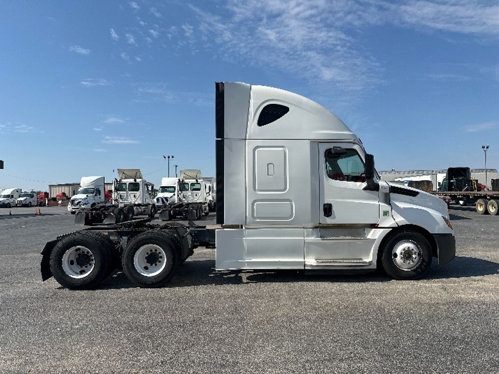 Sleeper Tractor-Heavy Duty Tractors-Freightliner-2020-T12664ST-Pensacola-FL-665,213\n\t\tmiles-$ 39,500 - Image 7