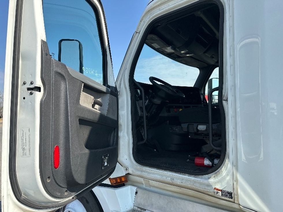 Sleeper Tractor-Heavy Duty Tractors-Freightliner-2020-T12664ST-Pensacola-FL-665,213\n\t\tmiles-$ 39,500 - Image 8