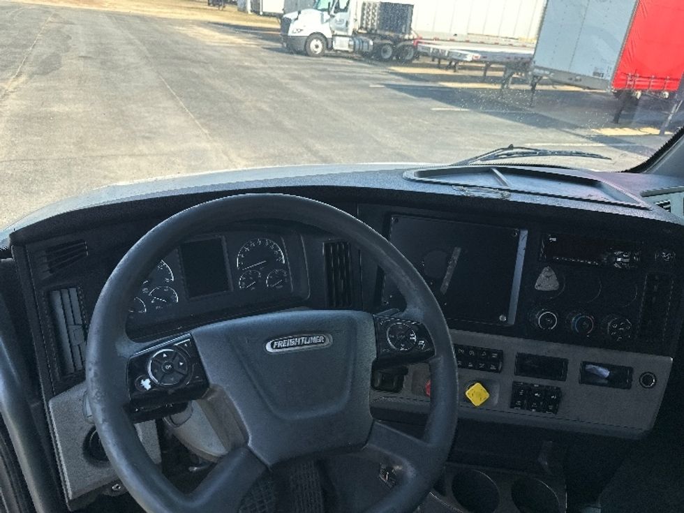 Sleeper Tractor-Heavy Duty Tractors-Freightliner-2020-T12664ST-Pensacola-FL-665,213\n\t\tmiles-$ 39,500 - Image 9