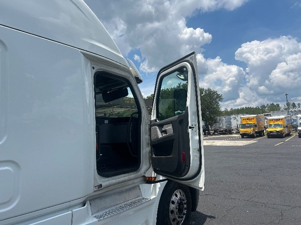 Sleeper Tractor-Heavy Duty Tractors-Freightliner-2020-T12664ST-Pensacola-FL-697,455\n\t\tmiles-$ 52,500 - Image 12