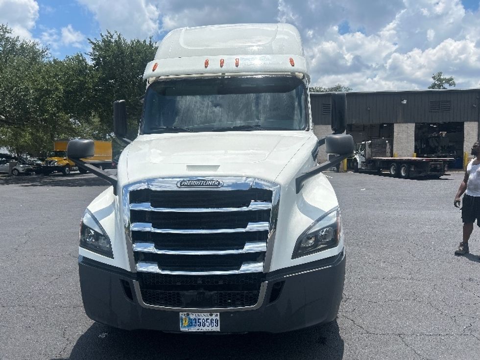Sleeper Tractor-Heavy Duty Tractors-Freightliner-2020-T12664ST-Pensacola-FL-697,455\n\t\tmiles-$ 52,500 - Image 2