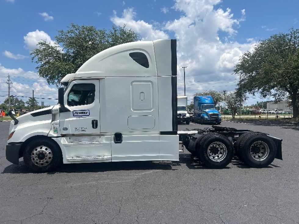 Sleeper Tractor-Heavy Duty Tractors-Freightliner-2020-T12664ST-Pensacola-FL-697,455\n\t\tmiles-$ 52,500 - Image 4
