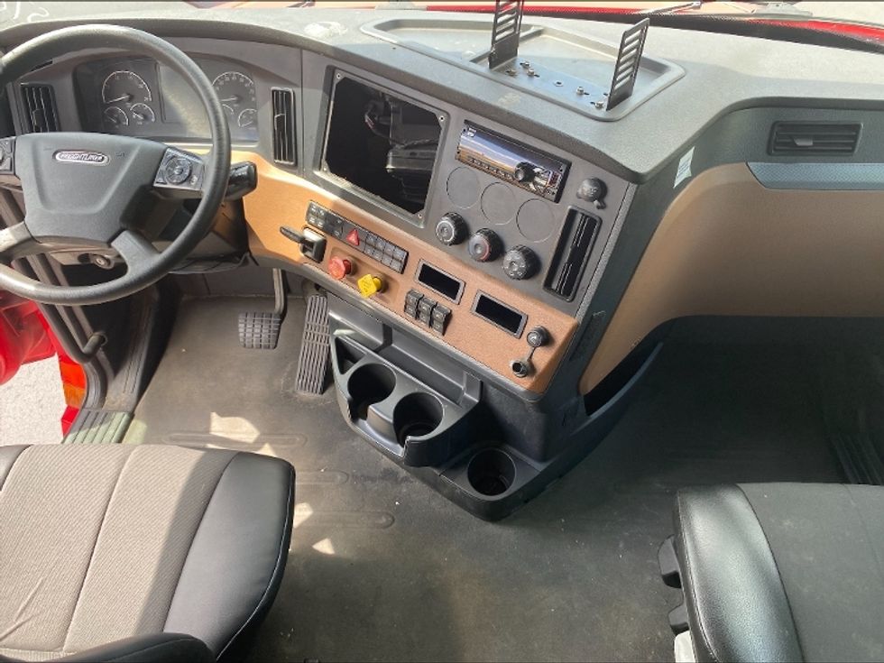 2020 Freightliner Cascadia 126" Sleeper Cab photo 11