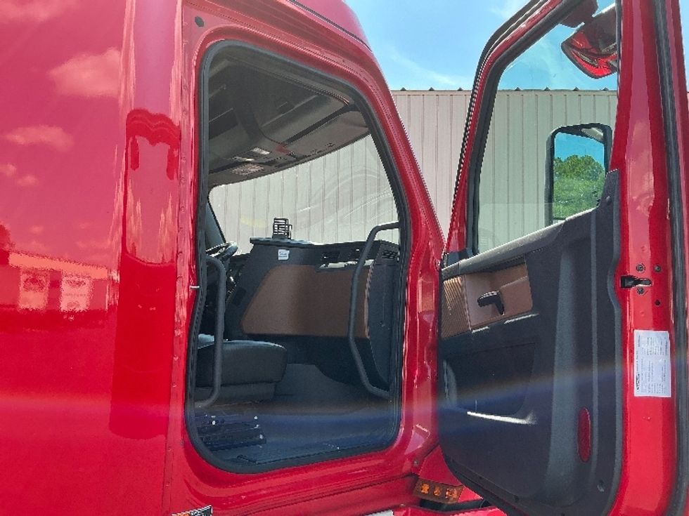 2020 Freightliner Cascadia 126" Sleeper Cab photo 12