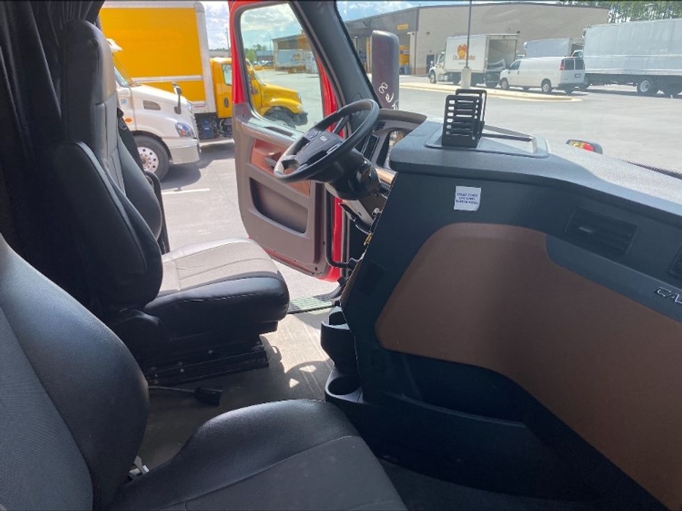 2020 Freightliner Cascadia 126" Sleeper Cab photo 13