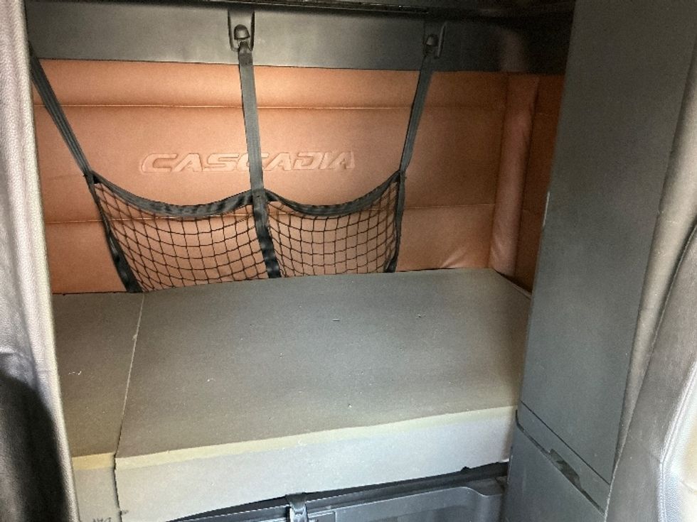 2020 Freightliner Cascadia 126" Sleeper Cab photo 14