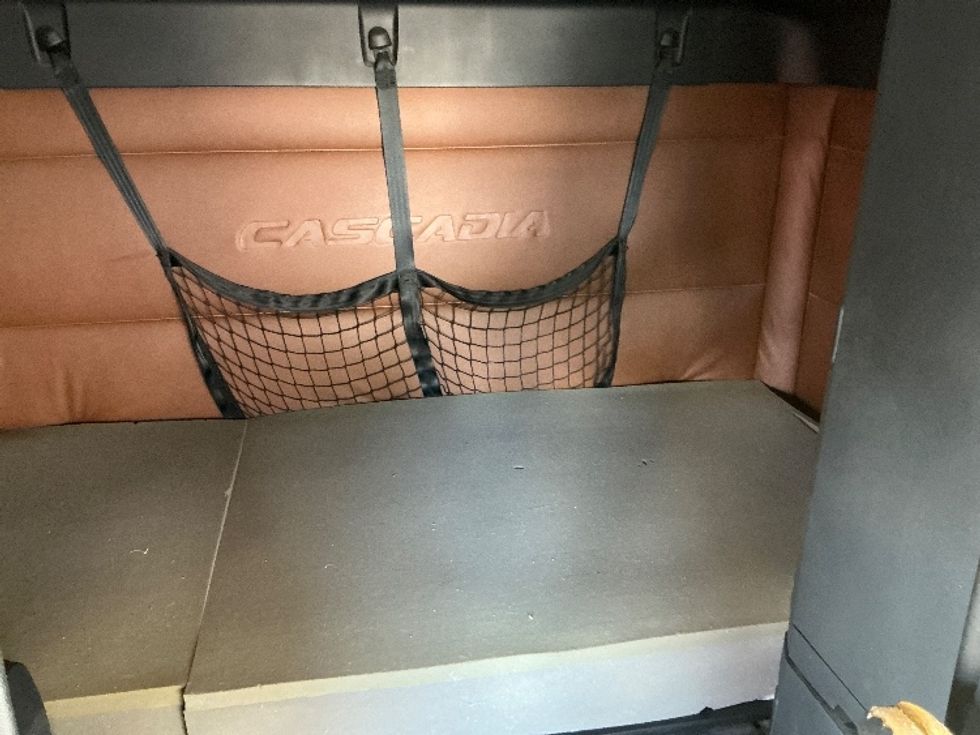 2020 Freightliner Cascadia 126" Sleeper Cab photo 15