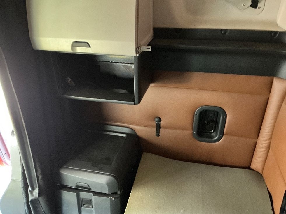 2020 Freightliner Cascadia 126" Sleeper Cab photo 16