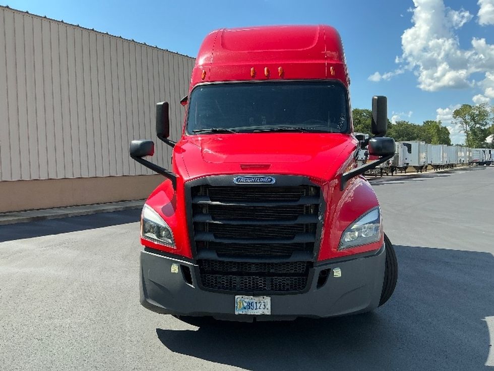 2020 Freightliner Cascadia 126" Sleeper Cab photo 2