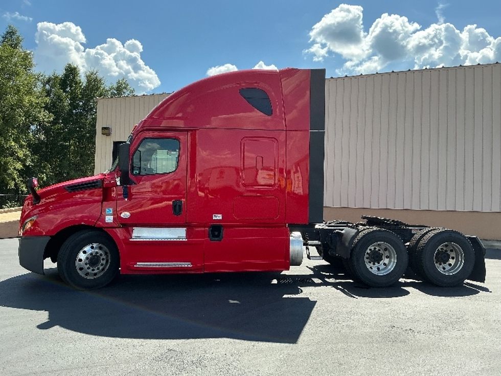 2020 Freightliner Cascadia 126" Sleeper Cab photo 4