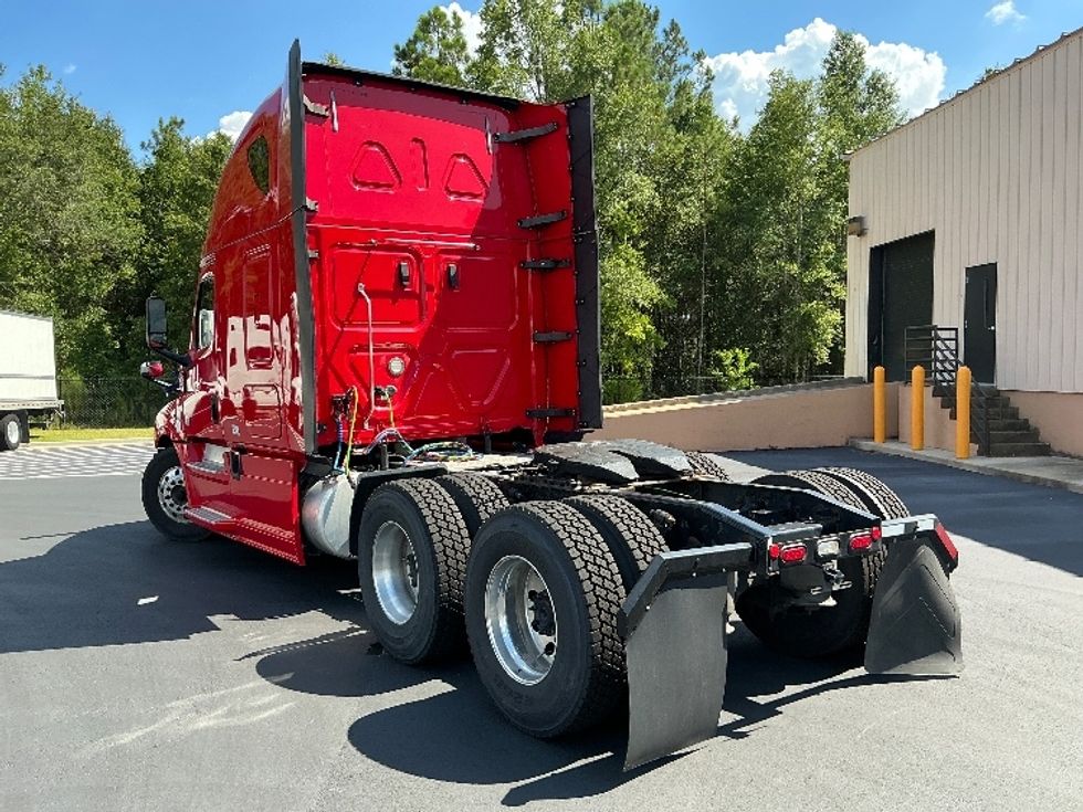 2020 Freightliner Cascadia 126" Sleeper Cab photo 5