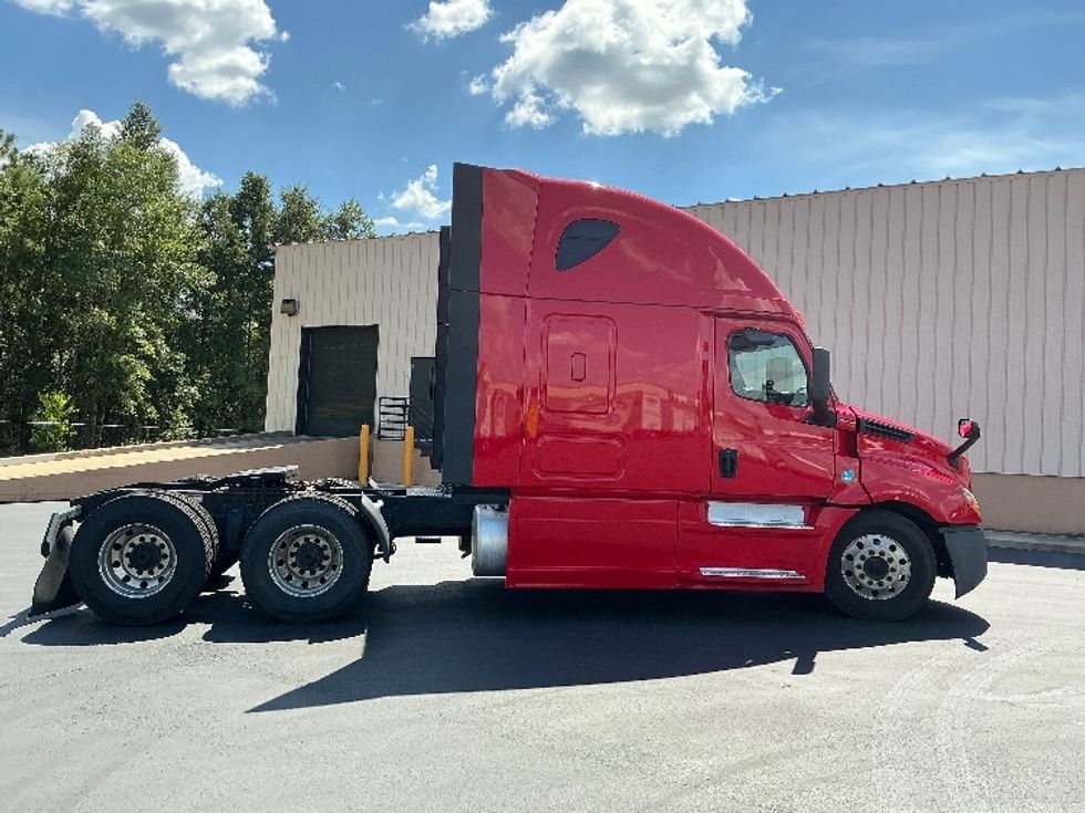 2020 Freightliner Cascadia 126" Sleeper Cab photo 8
