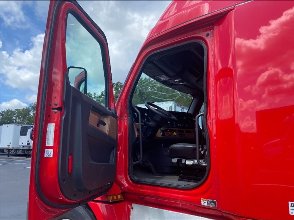 2020 Freightliner Cascadia 126" Sleeper Cab photo 9