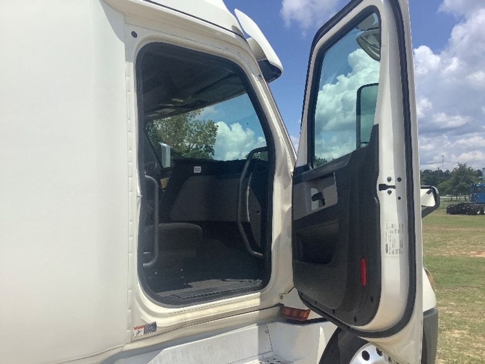 Sleeper Tractor-Heavy Duty Tractors-Freightliner-2020-T12664ST-Pensacola-FL-709,200\n\t\tmiles-$ 45,750 - Image 13