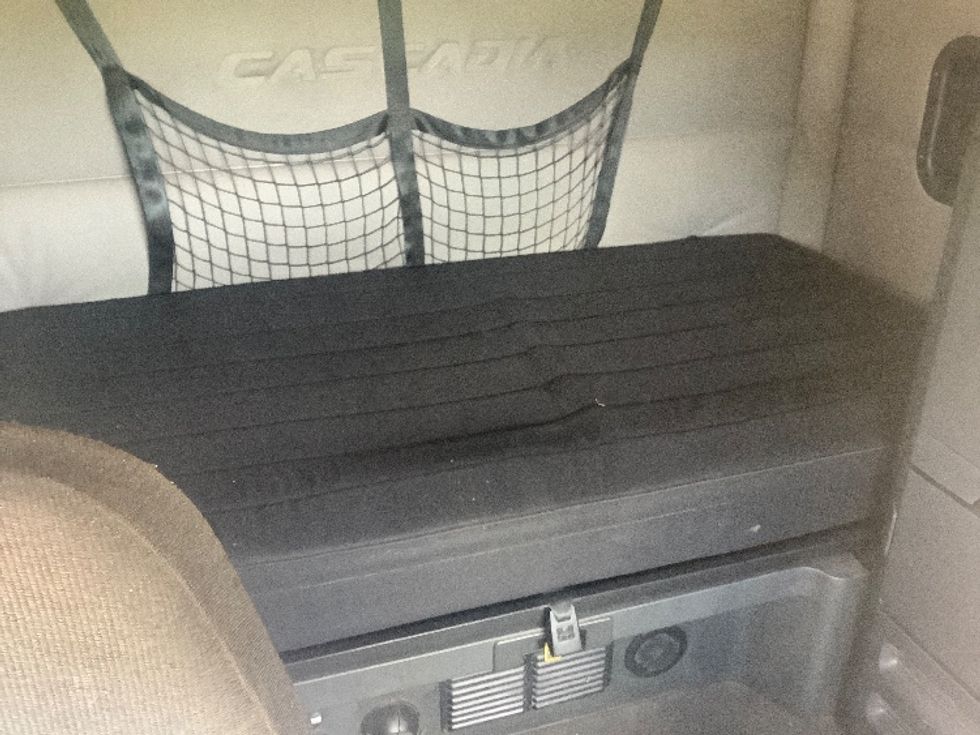 Sleeper Tractor-Heavy Duty Tractors-Freightliner-2020-T12664ST-Pensacola-FL-709,200\n\t\tmiles-$ 45,750 - Image 16