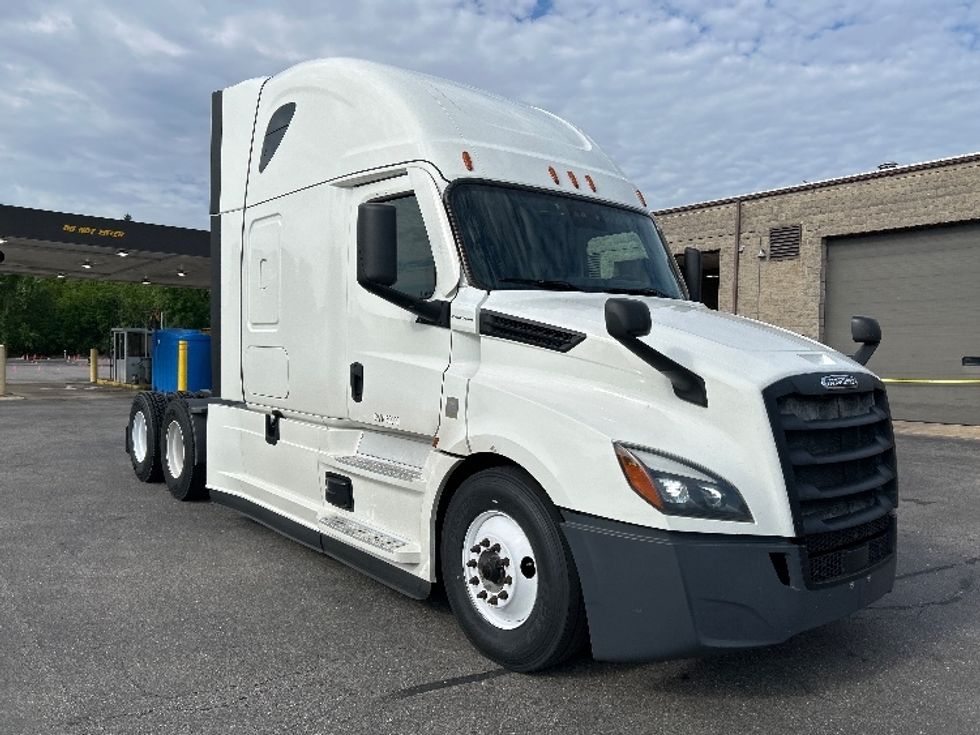 Sleeper Tractor-Heavy Duty Tractors-Freightliner-2020-T12664ST-Pewaukee-WI-263,605\n\t\tmiles-$ 73,750 - Image 1