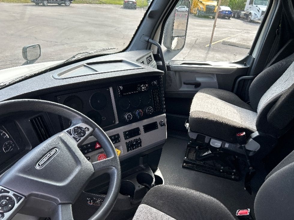Sleeper Tractor-Heavy Duty Tractors-Freightliner-2020-T12664ST-Pewaukee-WI-263,605\n\t\tmiles-$ 73,750 - Image 10