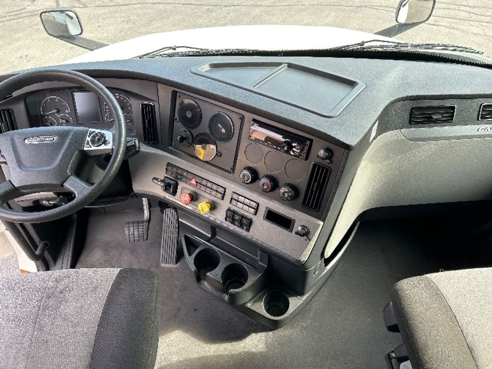 Sleeper Tractor-Heavy Duty Tractors-Freightliner-2020-T12664ST-Pewaukee-WI-263,605\n\t\tmiles-$ 73,750 - Image 12
