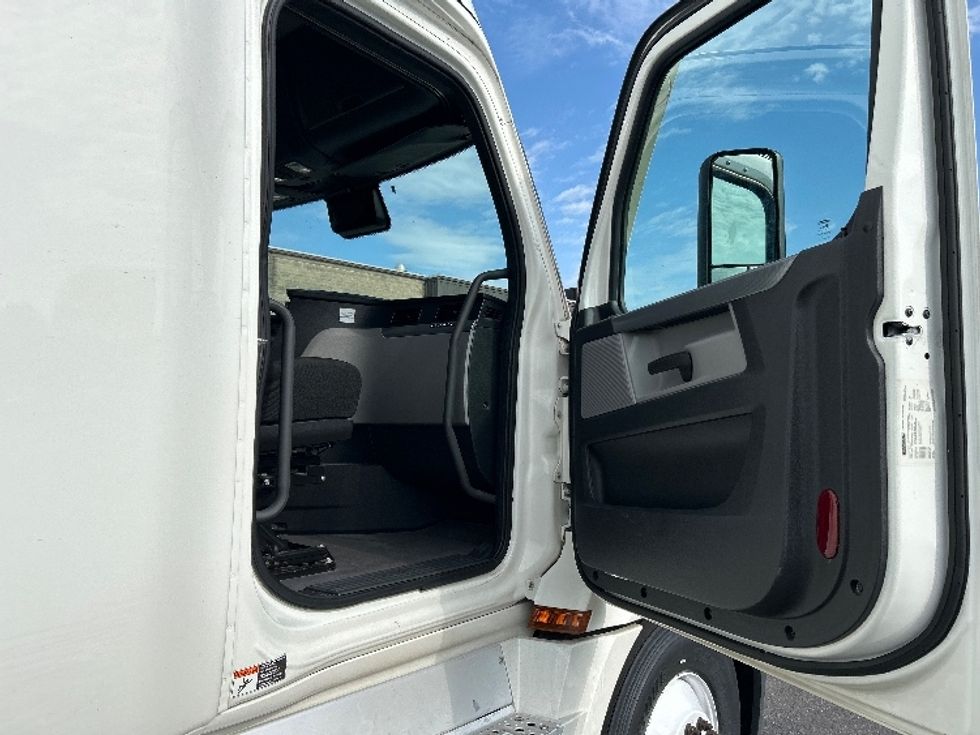 Sleeper Tractor-Heavy Duty Tractors-Freightliner-2020-T12664ST-Pewaukee-WI-263,605\n\t\tmiles-$ 73,750 - Image 13