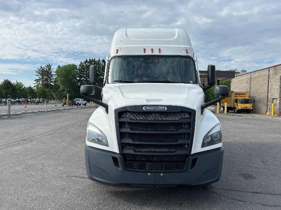 Sleeper Tractor-Heavy Duty Tractors-Freightliner-2020-T12664ST-Pewaukee-WI-263,605\n\t\tmiles-$ 73,750 - Image 2