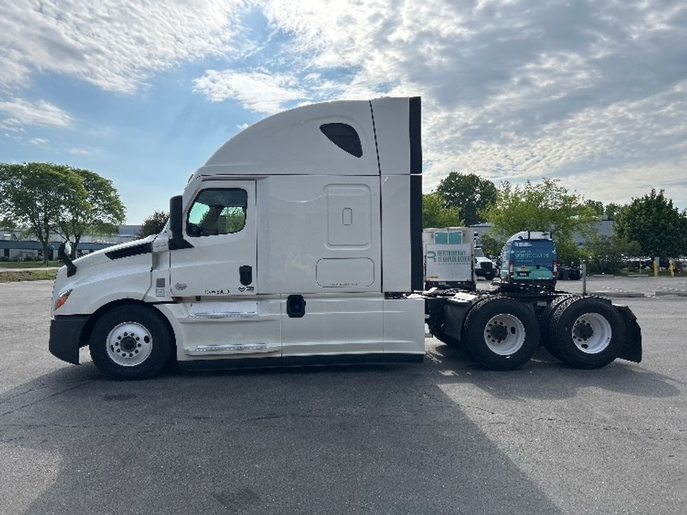 Sleeper Tractor-Heavy Duty Tractors-Freightliner-2020-T12664ST-Pewaukee-WI-263,605\n\t\tmiles-$ 73,750 - Image 4