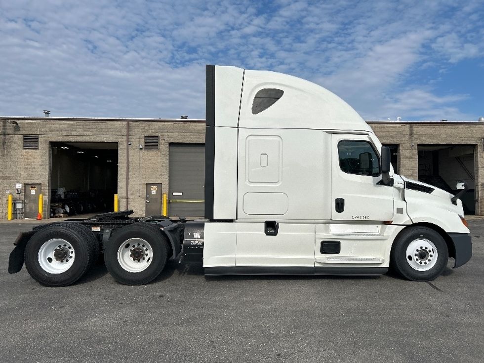 Sleeper Tractor-Heavy Duty Tractors-Freightliner-2020-T12664ST-Pewaukee-WI-263,605\n\t\tmiles-$ 73,750 - Image 8
