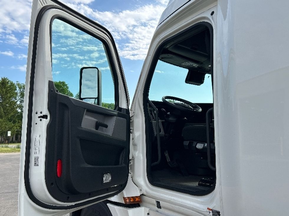 Sleeper Tractor-Heavy Duty Tractors-Freightliner-2020-T12664ST-Pewaukee-WI-263,605\n\t\tmiles-$ 73,750 - Image 9
