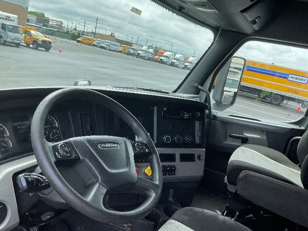 Sleeper Tractor-Heavy Duty Tractors-Freightliner-2020-T12664ST-Philadelphia-PA-522,877\n\t\tmiles-$ 59,250 - Image 10