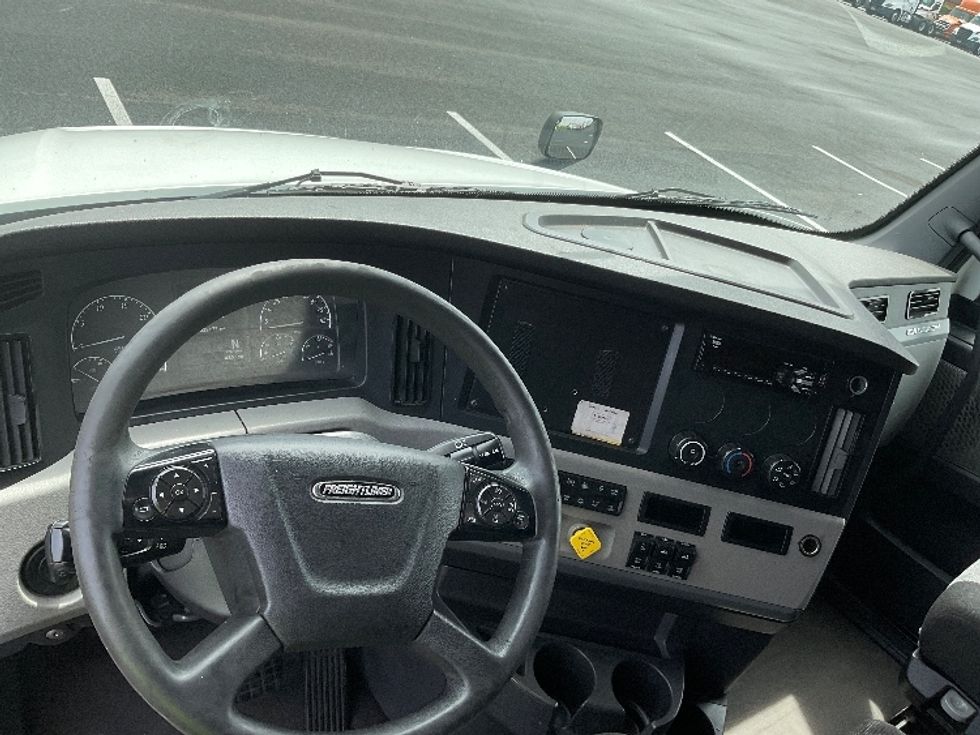 Sleeper Tractor-Heavy Duty Tractors-Freightliner-2020-T12664ST-Philadelphia-PA-522,877\n\t\tmiles-$ 59,250 - Image 11