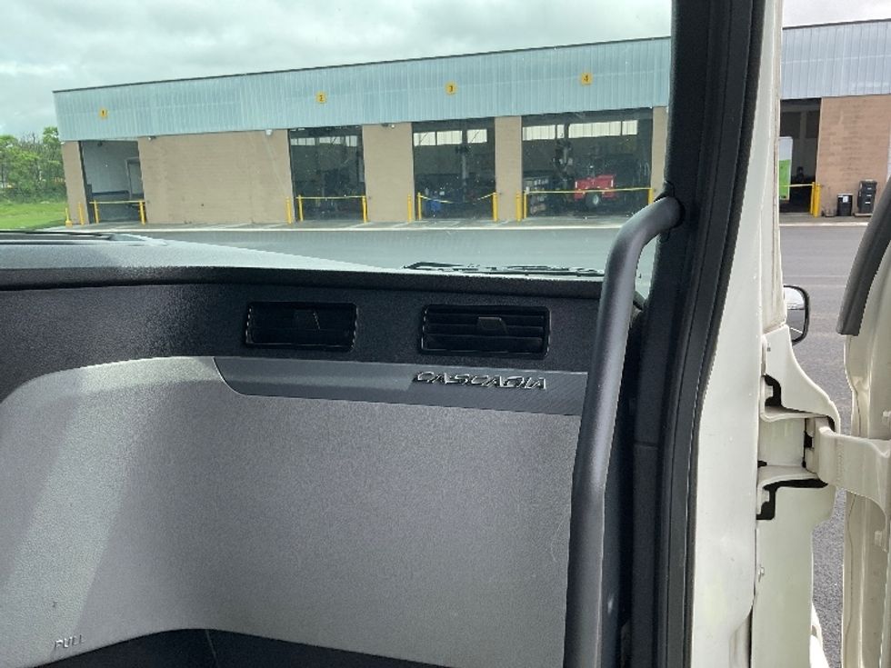 Sleeper Tractor-Heavy Duty Tractors-Freightliner-2020-T12664ST-Philadelphia-PA-522,877\n\t\tmiles-$ 59,250 - Image 14