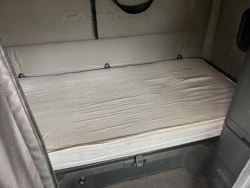 Sleeper Tractor-Heavy Duty Tractors-Freightliner-2020-T12664ST-Philadelphia-PA-522,877\n\t\tmiles-$ 59,250 - Image 17