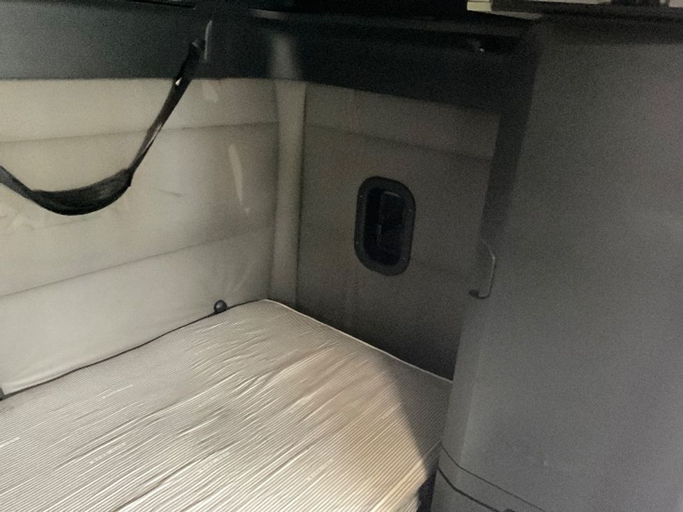 Sleeper Tractor-Heavy Duty Tractors-Freightliner-2020-T12664ST-Philadelphia-PA-522,877\n\t\tmiles-$ 59,250 - Image 18