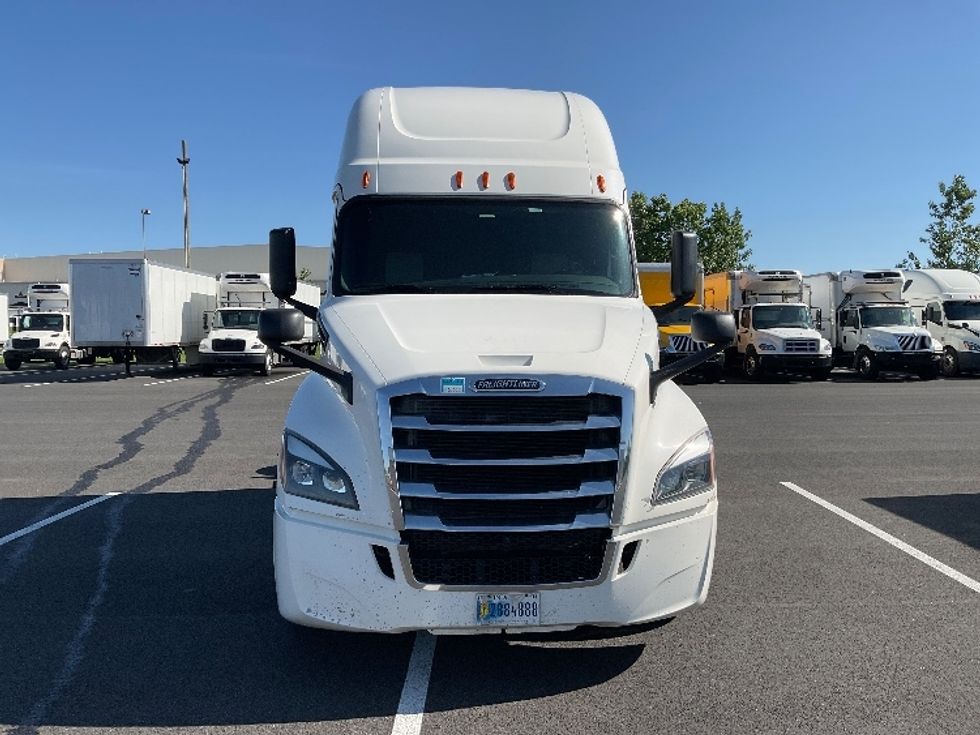 Sleeper Tractor-Heavy Duty Tractors-Freightliner-2020-T12664ST-Philadelphia-PA-522,877\n\t\tmiles-$ 59,250 - Image 2