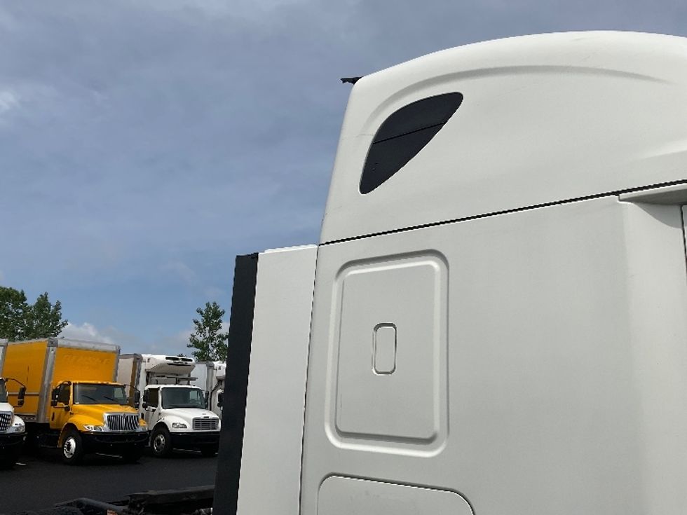 Sleeper Tractor-Heavy Duty Tractors-Freightliner-2020-T12664ST-Philadelphia-PA-522,877\n\t\tmiles-$ 59,250 - Image 22
