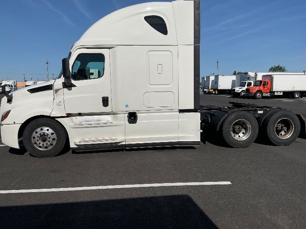 Sleeper Tractor-Heavy Duty Tractors-Freightliner-2020-T12664ST-Philadelphia-PA-522,877\n\t\tmiles-$ 59,250 - Image 4