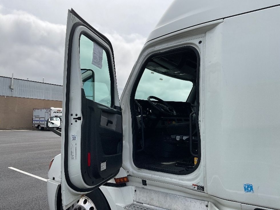 Sleeper Tractor-Heavy Duty Tractors-Freightliner-2020-T12664ST-Philadelphia-PA-522,877\n\t\tmiles-$ 59,250 - Image 9