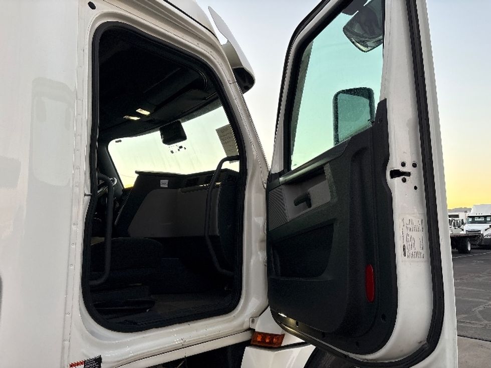 Sleeper Tractor-Heavy Duty Tractors-Freightliner-2020-T12664ST-Phoenix-AZ-414,922\n\t\tmiles-$ 63,250 - Image 13
