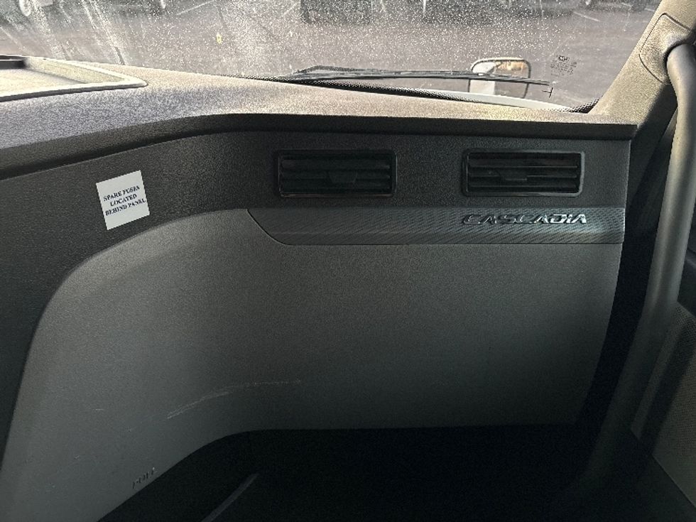 Sleeper Tractor-Heavy Duty Tractors-Freightliner-2020-T12664ST-Phoenix-AZ-414,922\n\t\tmiles-$ 63,250 - Image 14