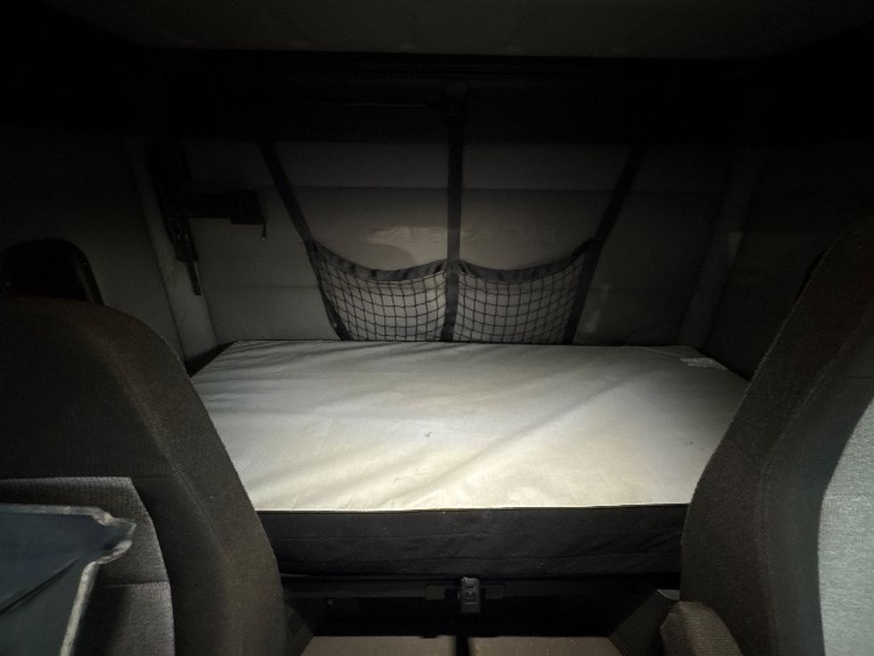 Sleeper Tractor-Heavy Duty Tractors-Freightliner-2020-T12664ST-Phoenix-AZ-414,922\n\t\tmiles-$ 63,250 - Image 17