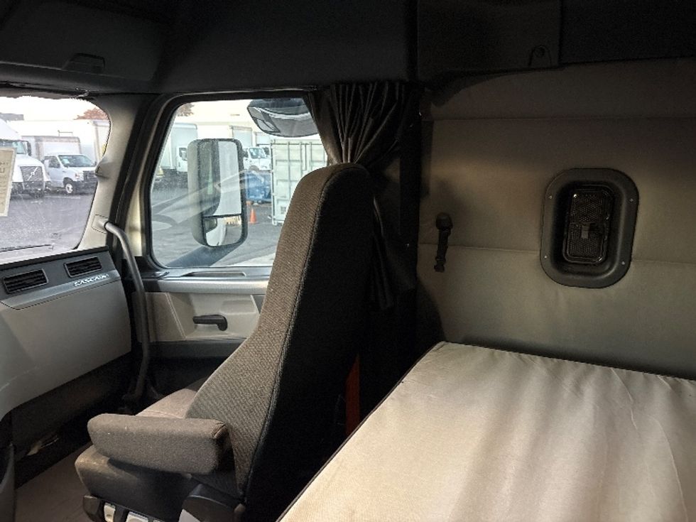 Sleeper Tractor-Heavy Duty Tractors-Freightliner-2020-T12664ST-Phoenix-AZ-414,922\n\t\tmiles-$ 63,250 - Image 19