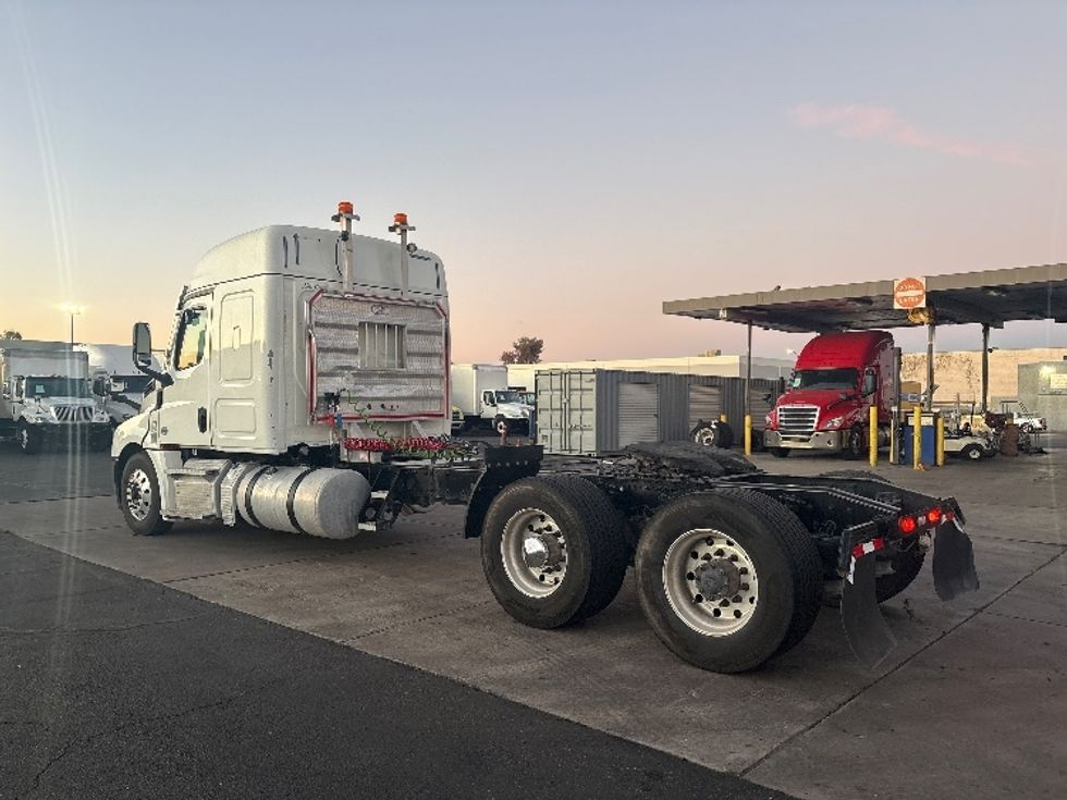 Sleeper Tractor-Heavy Duty Tractors-Freightliner-2020-T12664ST-Phoenix-AZ-414,922\n\t\tmiles-$ 63,250 - Image 5