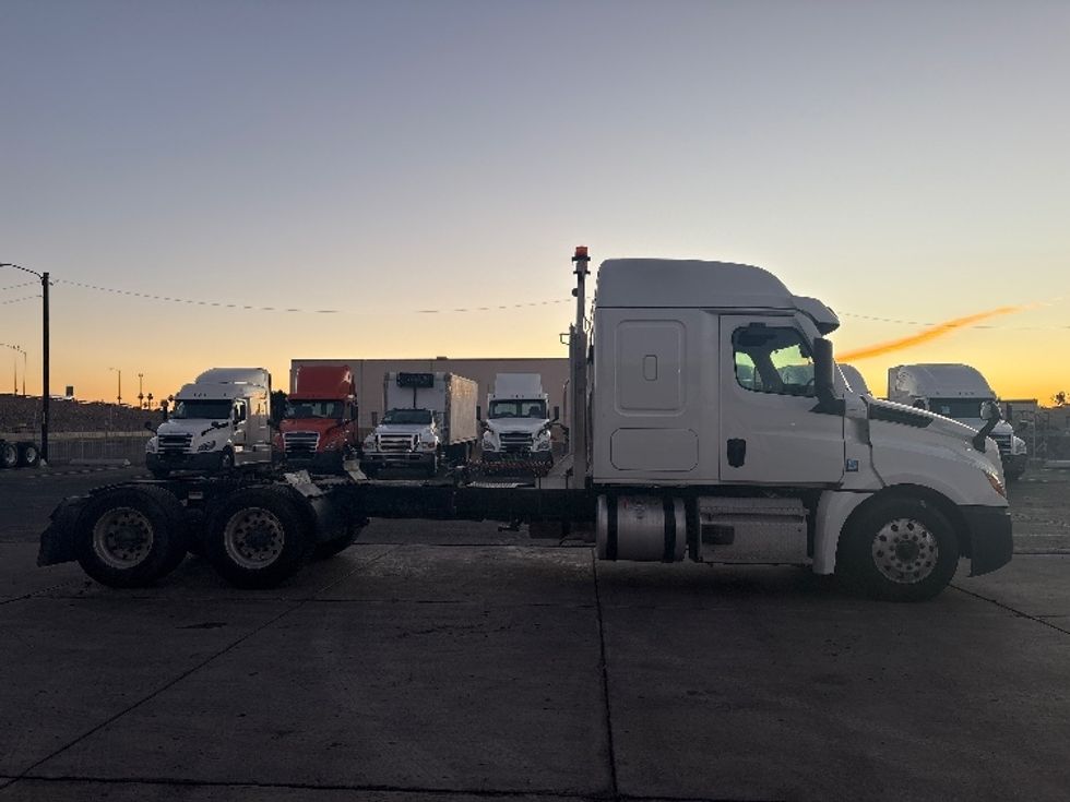 Sleeper Tractor-Heavy Duty Tractors-Freightliner-2020-T12664ST-Phoenix-AZ-414,922\n\t\tmiles-$ 63,250 - Image 8