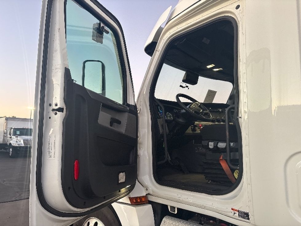 Sleeper Tractor-Heavy Duty Tractors-Freightliner-2020-T12664ST-Phoenix-AZ-414,922\n\t\tmiles-$ 63,250 - Image 9