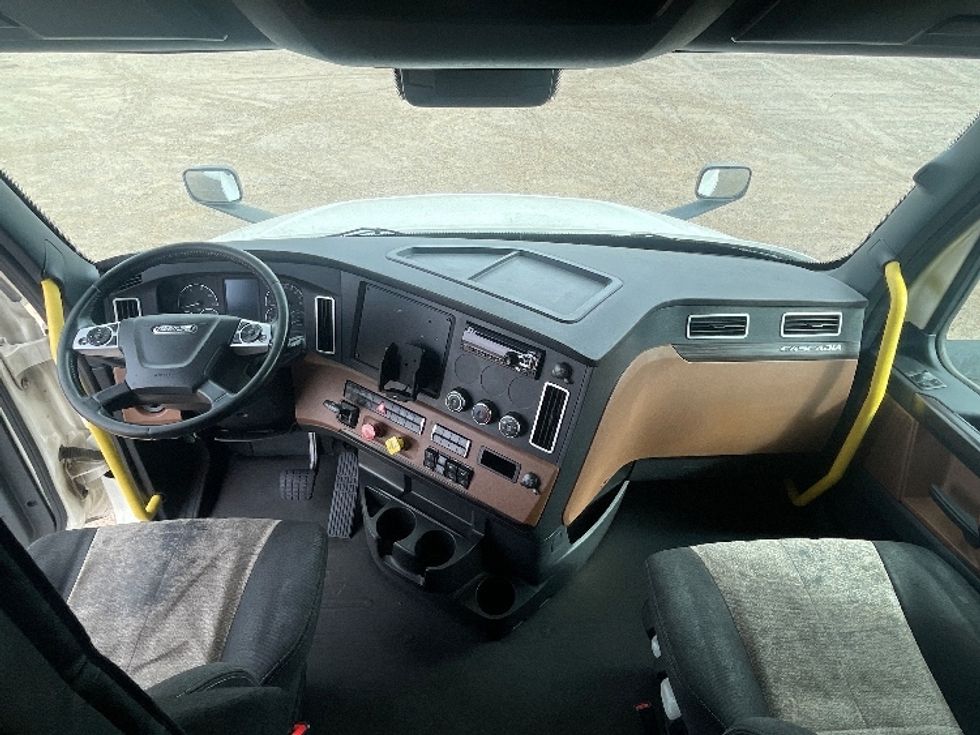 Sleeper Tractor-Heavy Duty Tractors-Freightliner-2020-T12664ST-Phoenix-AZ-440,072\n\t\tmiles-$ 67,000 - Image 12