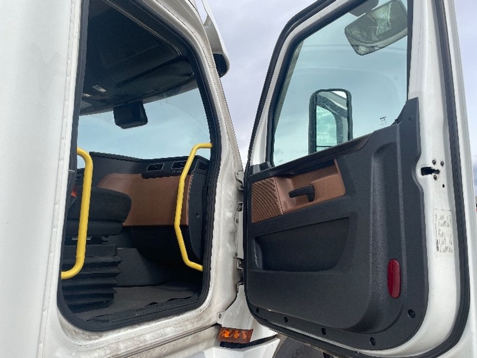 Sleeper Tractor-Heavy Duty Tractors-Freightliner-2020-T12664ST-Phoenix-AZ-440,072\n\t\tmiles-$ 67,000 - Image 13