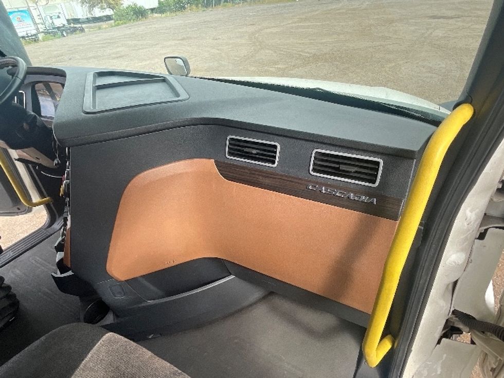 Sleeper Tractor-Heavy Duty Tractors-Freightliner-2020-T12664ST-Phoenix-AZ-440,072\n\t\tmiles-$ 67,000 - Image 14